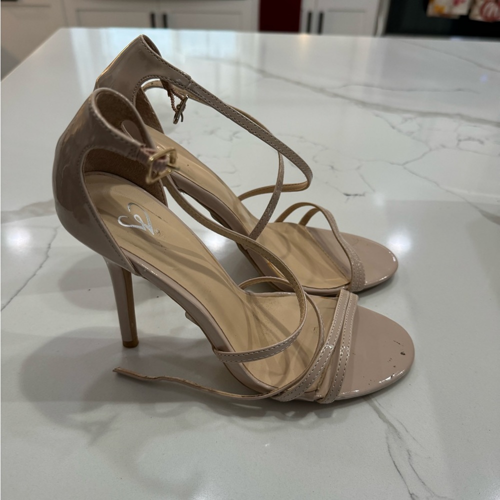 Windsor Adele- 165 Natural Heels Women’s Size 7 1/2 Used
